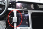 Mobilholder Porsche Taycan fra 2020-