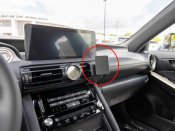 Mobilholder Lexus IS fra 2022-