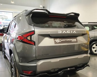 Tagvinge V1 til Dacia Duster fra 2024- | Sportsligt design til bagklap