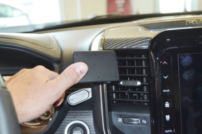 Mobilholder Dodge Ram 1500 fra modelår 2020-