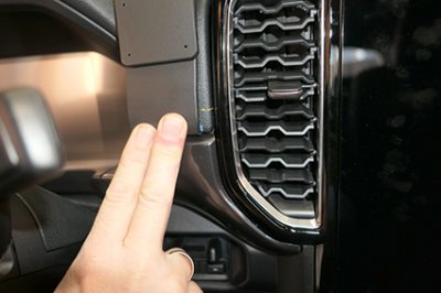 Mobilholder Ford Ranger 2023- | Til montering til venstre for midterskærmen