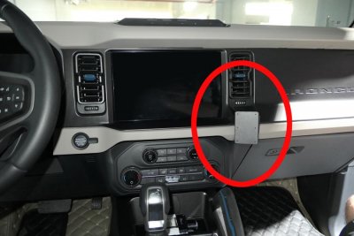 Mobilholder Ford Bronco fra år 2021-