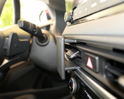 Mobilholder til KONA Electric 2021-2023 – Til montering under multiskærmen