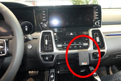 Mobilholder Kia Sorento fra 2021-2023