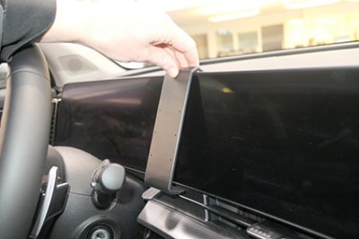 Mobilholder Kia Sportage fra 2022- og fremefter