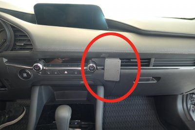Mobilholder Mazda CX-30 fra 2020-