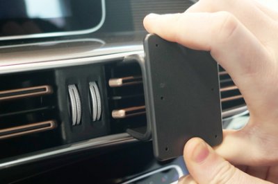 Mobilholder Mercedes EQC fra år 2020 og frem