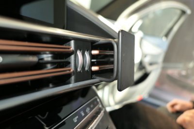 Mobilholder til Mercedes EQC fra år 2020-
