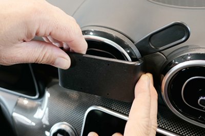 Mobilholder Mercedes C-klasse fra 2022- og fremefter