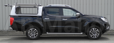 Force Pro motorhjelm med åbne sidepaneler til Nissan Navara (Double Cab) fra 2015-.