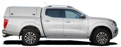 Force Pro motorhjelm med åbne sidepaneler til Nissan Navara (Double Cab) fra 2015-.