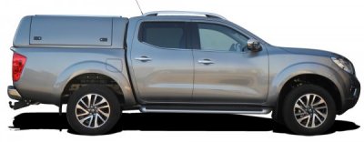 Force Pro motorhjelm med åbne sidepaneler til Nissan Navara (Double Cab) fra 2015-.