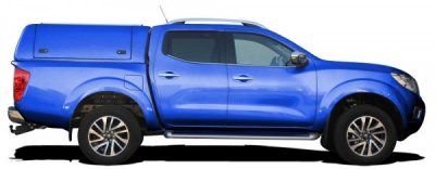 Force Pro motorhjelm med åbne sidepaneler til Nissan Navara (Double Cab) fra 2015-.