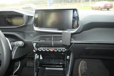 Mobilholder Peugeot 208 fra år 2020-