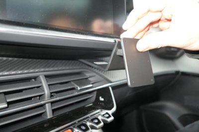 Mobilholder Peugeot 208 fra modelår 2020-