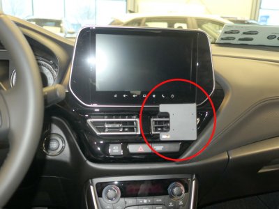 Mobilholder Suzuki S-Cross fra 2022-