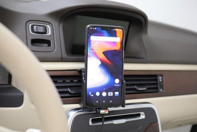 Brodit-telefonholder med indbygget oplader til din OnePlus-mobiltelefon