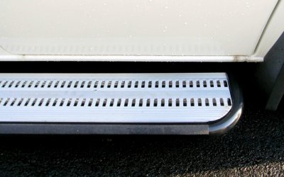 Højre sidetrin med trinplade i aluminium til VW Transporter T5 (lang akselafstand, L2) fra 2003-2015