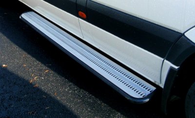 Højre sidetrin med trinplade i aluminium til VW Transporter T5 (lang akselafstand, L2) fra 2003-2015