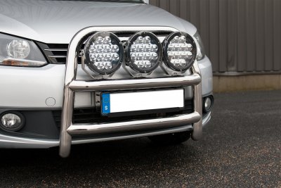Frontbøjle i rustfrit stål til 3 ekstralys til VW Caddy 2010-2015