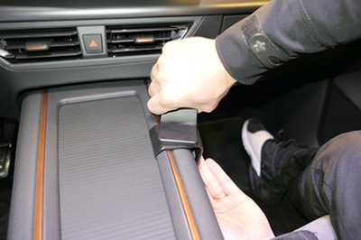 Mobilholder til Cupra Born fra 2022-