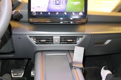 Mobilholder til Cupra Born fra 2022-