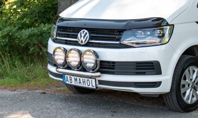 Ekstra lygtebeslag universelt monteret på en VW T6