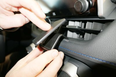 Mobilholder Suzuki Across 2021- | Til montering under midterskærmen