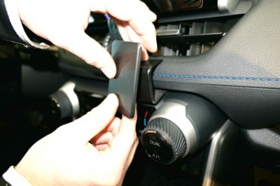 Mobilholder Suzuki Across fra 2021- | Til montering under midterskærmen
