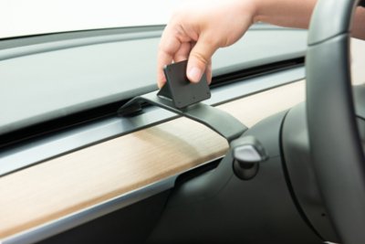 Mobilholder Tesla Model Y fra 2020- | Monteres foran rattet