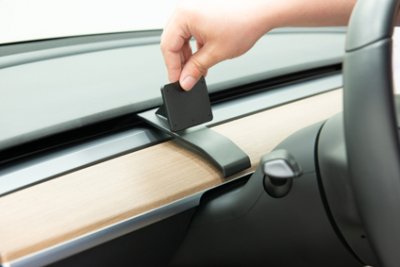 Mobilholder Tesla Model Y fra 2020- | Monteres foran rattet