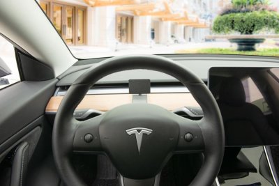 Mobilholder Tesla Model Y fra 2020- | Monteres foran rattet