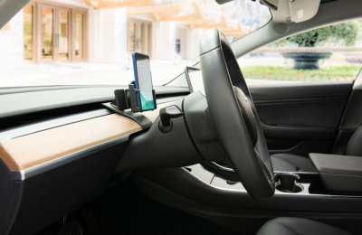 Mobilholder Tesla Model Y fra 2020- | Monteres foran rattet