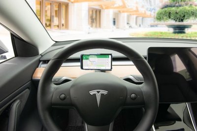 Mobilholder Tesla Model Y fra 2020- | Monteres foran rattet