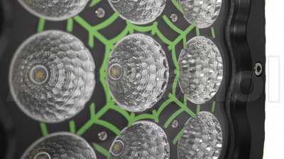 LED-arbejdslygte udstyret med 9 x 10 W Cree-dioder. Samlet effekt på 90 W.
