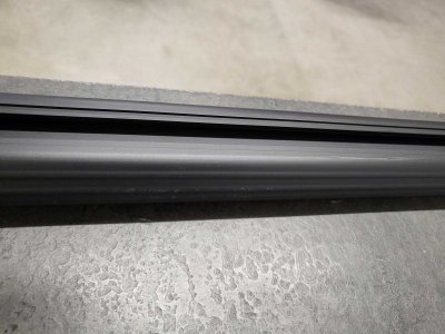 Tagbøjle i sort aluminium | Brugt