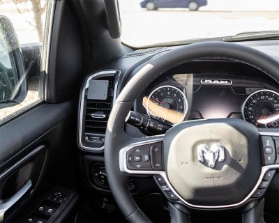 Mobilholder til Dodge Ram 1500 fra 2020 og frem | Til montering til venstre for rattet