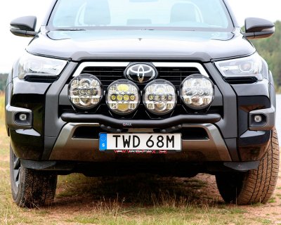 Fjernlysbeslag til 4 fjernlys til Toyota Hilux fra 2020-2026 | Qpax