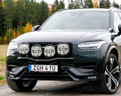 Fjernlysbeslag til 4 fjernlys til Volvo XC90 fra 2016- | Qpax