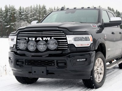 Fjernlysbeslag til 4 fjernlys til Dodge RAM 2500 fra 2019- | Qpax