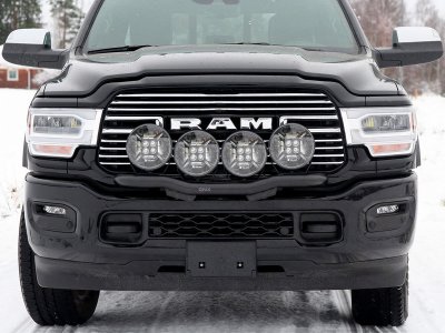 Fjernlysbeslag til 4 fjernlys til Dodge RAM 2500 fra 2019- | Qpax