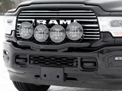Fjernlysbeslag til 4 fjernlys til Dodge RAM 2500 fra 2019- | Qpax