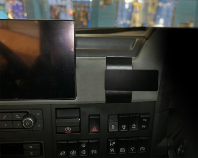 Mobilholder Volvo FM fra 2020- | Til montering til højre for midterskærmen