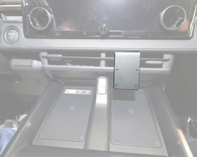 Mobilholder Toyota bZ4X 2025- | Til montering under midterskærmen