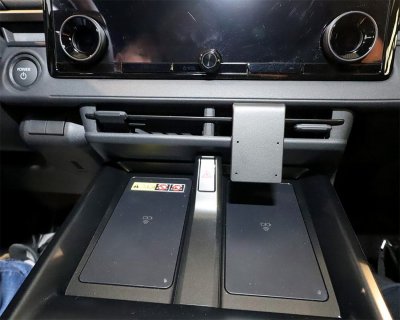 Mobilholder Toyota bZ4X 2025- | Til montering under midterskærmen