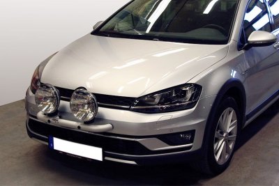 Ekstra lygtebeslag i aluminium til 2 ekstra lygter til VW Golf Alltrack 2015-