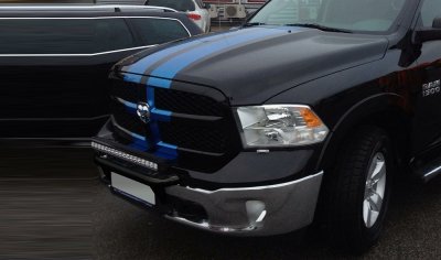 Beslag til ekstralygter i rustfrit stål med sort pulverlakering til 3 ekstralygter til Dodge Ram 1500 2010-