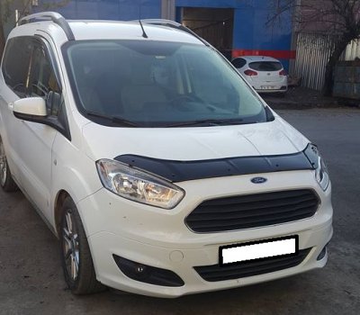Motorhjelmsbeskytter i sort akrylplast BASIC til Ford Transit Courier fra 2014 og frem