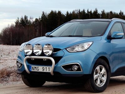 Frontbøjle i aluminium til 3 ekstra lygter til Hyundai iX35 2010-2015