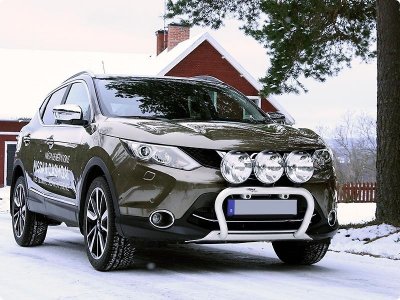 Frontbøjle i aluminium til 3 ekstra lygter til Nissan Qashqai 2014-